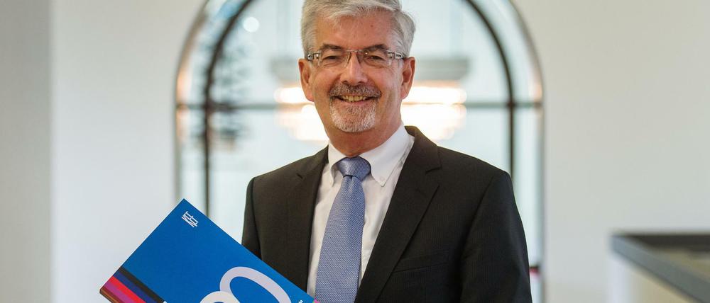 Der Vorsitzende der Kommission zur Ermittlung des Finanzbedarfs der Rundfunkanstalten (KEF), Heinz Fischer-Heidlberger, hält den 20. Bericht der Kommission in Mainz in seinen Händen. 