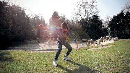 Heimspiel. Hier tanzt der Kreuzberger Kadir Memis, besser bekannt als „Amigo“, Mitbegründer der Tanzgruppe „Flying Steps“ im Viktoriapark. 