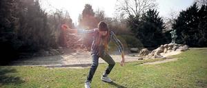Heimspiel. Hier tanzt der Kreuzberger Kadir Memis, besser bekannt als „Amigo“, Mitbegründer der Tanzgruppe „Flying Steps“ im Viktoriapark. 