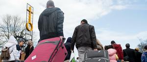 Die ankommenden Flüchtlinge werden routinemäßig nach Hinweisen auf Kriegsverbrechen gefragt. 