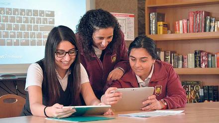 Perspektiven. Georgette, Nour, Jamileh (von links) von der Schmidt-Schule in Jerusalem lernen Deutsch und freuen sich auf Deutschland.