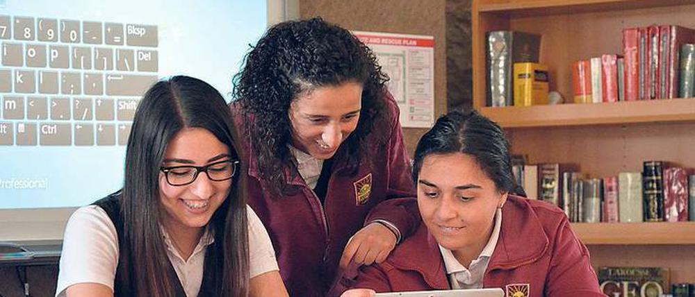 Perspektiven. Georgette, Nour, Jamileh (von links) von der Schmidt-Schule in Jerusalem lernen Deutsch und freuen sich auf Deutschland.