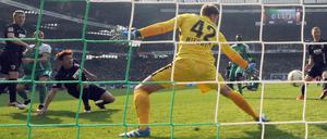 Der Moment der Entscheidung. Hong (3. v. l.) trifft kurz vor Schluss zum 2:1 für den FC Augsburg.