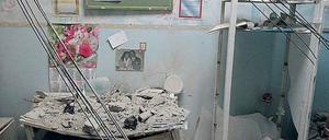 Kriegsspuren. Von den Zerstörungen des Krieges lässt sich die Schule nicht beeindrucken. Schüler und Lehrer machen weiter und Deutschland hilft bei der Reparatur der Schäden. 
