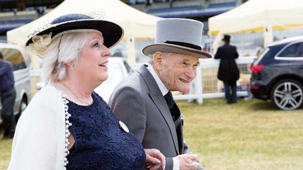 In Ascot. Rabbi Wolff und eine gute Freundin machen sich einen schicken Tag beim Pferdewetten.