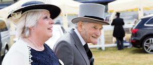 In Ascot. Rabbi Wolff und eine gute Freundin machen sich einen schicken Tag beim Pferdewetten.