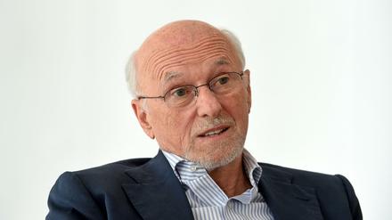 Dirk Roßmann hält die Kritik für unbegründet. Es sei üblich, dass das Einräumen von Waren von Dienstleistern übernommen wird, sagt er.