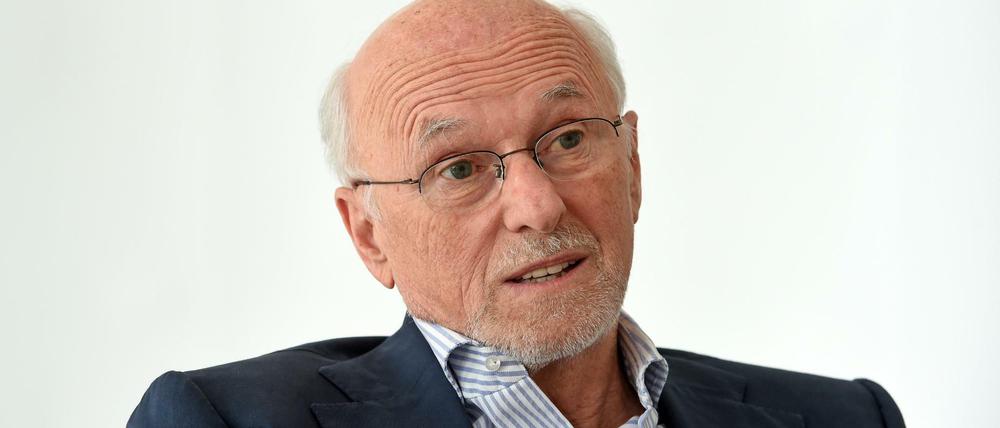 Dirk Roßmann hält die Kritik für unbegründet. Es sei üblich, dass das Einräumen von Waren von Dienstleistern übernommen wird, sagt er.