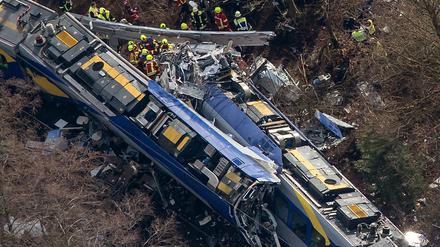 Rettungskräfte stehen am 09.02.2016 an der Unfallstelle eines Zugunglücks in der Nähe von Bad Aibling (Bayern).