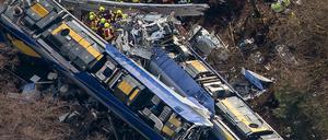 Rettungskräfte stehen am 09.02.2016 an der Unfallstelle eines Zugunglücks in der Nähe von Bad Aibling (Bayern).
