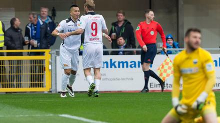 Berlins Bobby Shou Wood (l) bejubelt sein sein Tor zum 1:0 mit Berlins Sören Brandy.