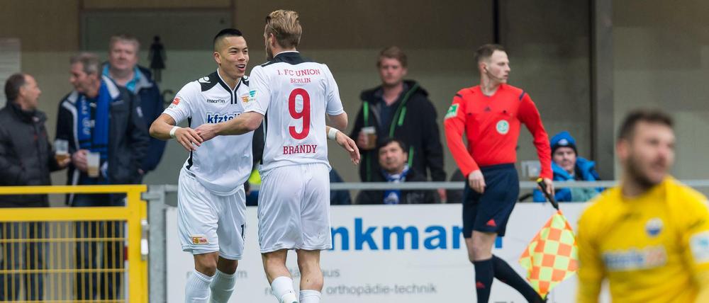 Berlins Bobby Shou Wood (l) bejubelt sein sein Tor zum 1:0 mit Berlins Sören Brandy.