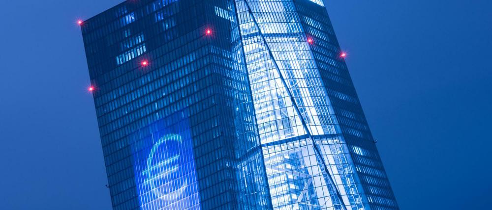 Zeichen an der Wand. Ein «Euro-Zeichen» wird am 12.03.2016 zum Lichtspektakel «Luminale» in Frankfurt am Main auf die Fassade der Europäischen Zentralbank (EZB) projiziert.