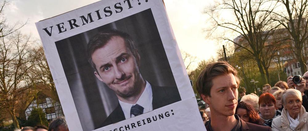 Der Schauspieler Max Mauff hält in Marl (Nordrhein-Westfalen) vor der Verleihung der Grimmepreise eine Plakat mit der Aufschrift "Vermisst", das auf die Abwesenheit des Satirikers Jan Böhmermann hin weist.