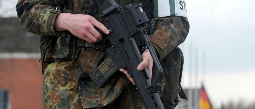 Bundeswehr zur Terrorismusbekämpfung im Innern? Der Druck auf die Politik, eine entsprechende Gesetzesänderung auf den Weg zu bringen, wird immer größer.