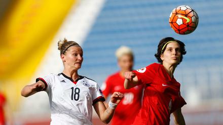 fights for the ball against Turkey's Sibel Tezkan (R) during the UEFA Women's Euro 2017 Qualification soccer match between Turkey and Germany in Istanbul, Turkey 08 April 2016. EPA/SEDAT SUNA +++(c) dpa - Bildfunk+++