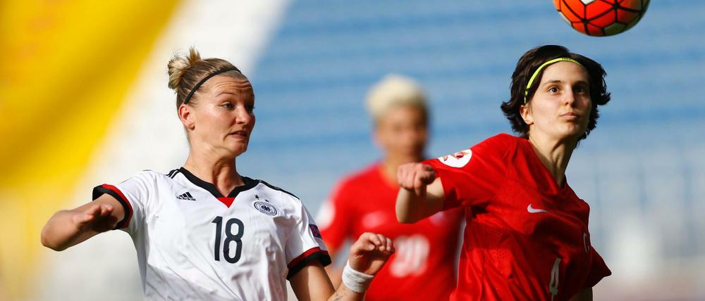 fights for the ball against Turkey's Sibel Tezkan (R) during the UEFA Women's Euro 2017 Qualification soccer match between Turkey and Germany in Istanbul, Turkey 08 April 2016. EPA/SEDAT SUNA +++(c) dpa - Bildfunk+++