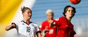 fights for the ball against Turkey's Sibel Tezkan (R) during the UEFA Women's Euro 2017 Qualification soccer match between Turkey and Germany in Istanbul, Turkey 08 April 2016. EPA/SEDAT SUNA +++(c) dpa - Bildfunk+++