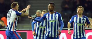 Herthas Julian Schieber (l) und Peter Pekarik (r) bejubeln den Torschützen zum 2:2-Ausgleich, Salomon Kalou (M.). 