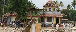 Bei dem Unglück in der Stadt Kollam hatte in der Nacht zum Sonntag ein Betonschuppen voller Raketen Feuer gefangen.
