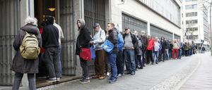 Warten aufs Geld: Die Schlange vor der Bundesbank in der Leibnizstraße.
