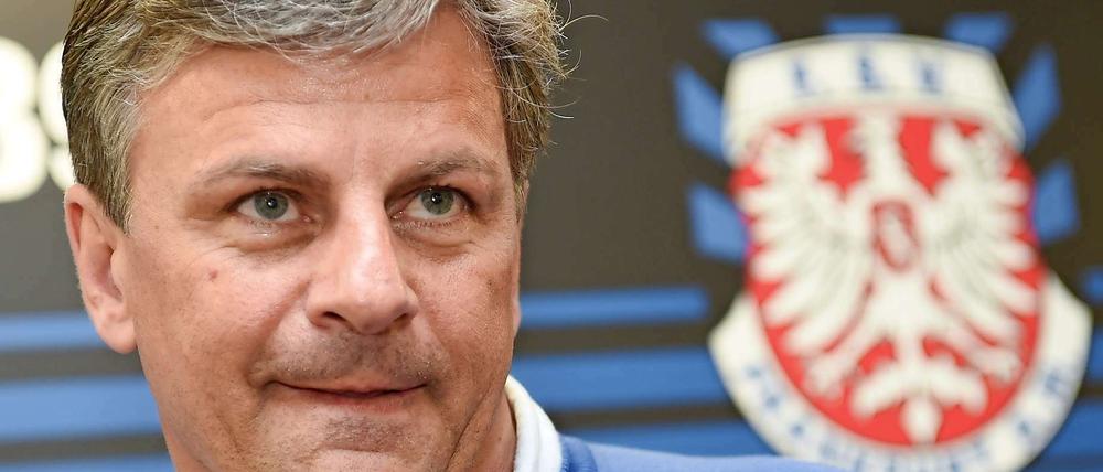 Warum so verkniffen? Er will doch nur beißen, der Falko Götz.