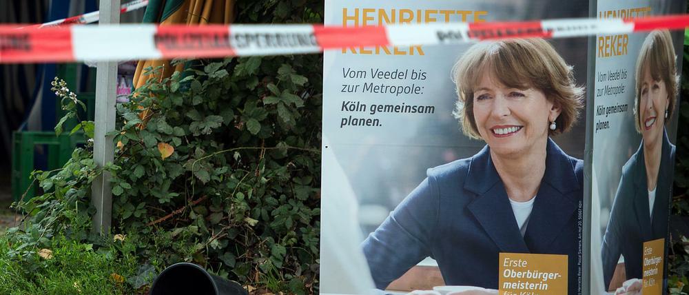 Ein Plakat der damaligen Kölner Obermeisterkandidatin Henriette Reker ist am 17.10.2015 in Köln an dem Tatort zu sehen.