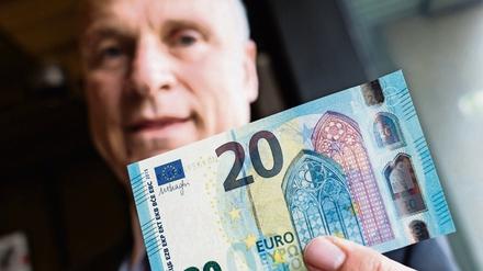 Carl-Ludwig Thiele zeigt 12.November 2015 in der Zentrale der Bundesbank in Frankfurt einen neuen 20-Euro-Schein.