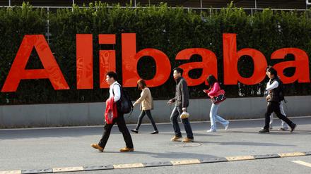 Chinas größte IT-Gruppe Alibaba, hier Mitarbeiter am Firmensitz in Hangzhou, übernimmt die Kontrolle bei der Rocket-Tochter Lazada. 