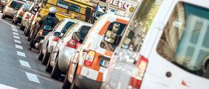 Autostau auf Straße in Berlin.