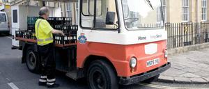 Flaschendienst. ]In Großbritannien gibt es rund 5000 Milchmänner und -frauen.