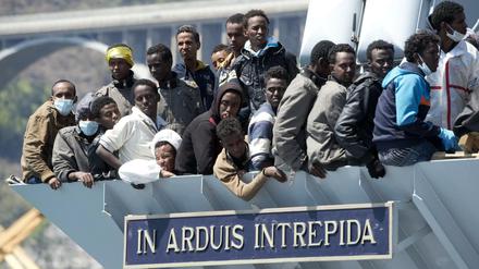 Flüchtlinge auf einem Schiff der italnienischen Navy am 22. April 2015. Am Dienstag hat die Küstenwache 1850 Flüchtlinge aus dem Mittelmeer gerettet. 
