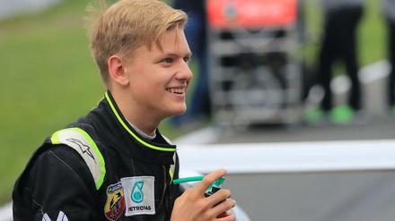 Mick Schumacher kann strahlen. Der Saisonstart in der Formel 4 hätte nicht besser gelingen können.