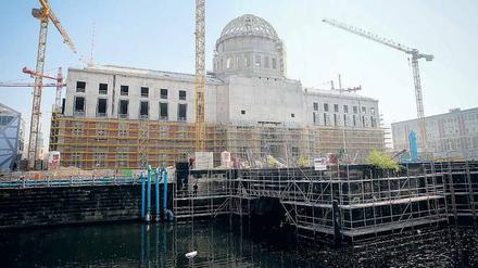 Blick auf die Berliner Schlossbaustelle mit dem ursprünglich vorgesehenen Standort des Denkmals.