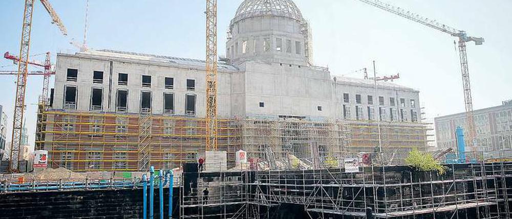Blick auf die Berliner Schlossbaustelle mit dem ursprünglich vorgesehenen Standort des Denkmals.