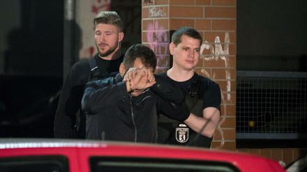 Am frühen Dienstagmorgen in Berlin-Neukölln: Razzia, bei der auch das Spezialeinsatzkommando (SEK) beteiligt war, bei Verdächtigen aus dem Umfeld einer arabischen Großfamilie.