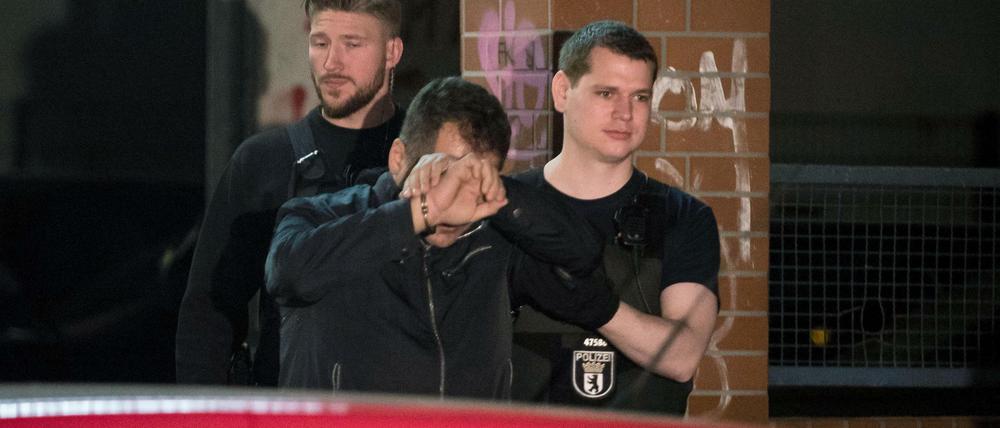 Am frühen Dienstagmorgen in Berlin-Neukölln: Razzia, bei der auch das Spezialeinsatzkommando (SEK) beteiligt war, bei Verdächtigen aus dem Umfeld einer arabischen Großfamilie.
