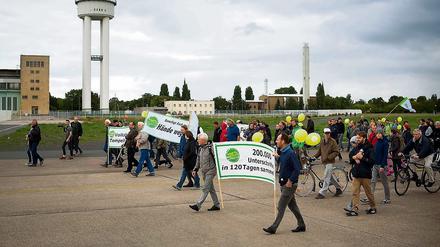 Start des Volksbegehren für den Erhalt des Tempelhofer Felds. 