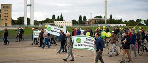 Start des Volksbegehren für den Erhalt des Tempelhofer Felds. 