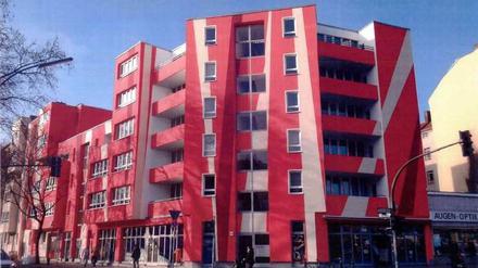 Die Schönheit liegt im Auge des Betrachters. Auffallen um jeden Preis oder gelungene farbliche Dekonstruktion? Altbau in Neukölln.