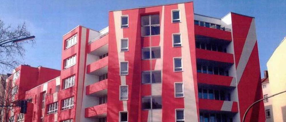 Die Schönheit liegt im Auge des Betrachters. Auffallen um jeden Preis oder gelungene farbliche Dekonstruktion? Altbau in Neukölln.