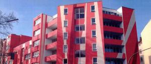 Die Schönheit liegt im Auge des Betrachters. Auffallen um jeden Preis oder gelungene farbliche Dekonstruktion? Altbau in Neukölln.