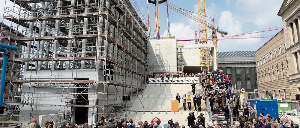 Sie werden es schon richten. Bei strahlendem Sonnenschein wurde am Mittwoch der Baufortschritt bei der James-Simon-Galerie gefeiert. 