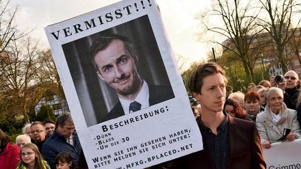 Der Schauspieler Max Mauff hält vor der Verleihung der Grimmepreise eine Plakat mit der Aufschrift "Vermisst" hoch. Der Satiriker blieb der Veranstaltung fern aufgrund der aktuellen Ermittlungen gegen ihn wegen einer Erdogan-Satire.