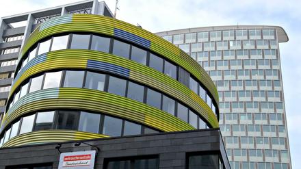 Hauptsitz der ehemalige Hauptsitz der GSW an der Rudi-Dutschke-Straße in Kreuzberg. Im Hintergrund steht "die Scheibe", das ökologische Hochhaus von 1999 - von der anderen Seite unverkennbar mit roten Fenstern ausgestattet. Vorn ist die "Pillbox" auf einem langen "Riegel" gesetzt. Dazwischen steht das ursprüngliche Hochhaus aus den 60er Jahren mit quadratischem Grundriss: "der Turm".  