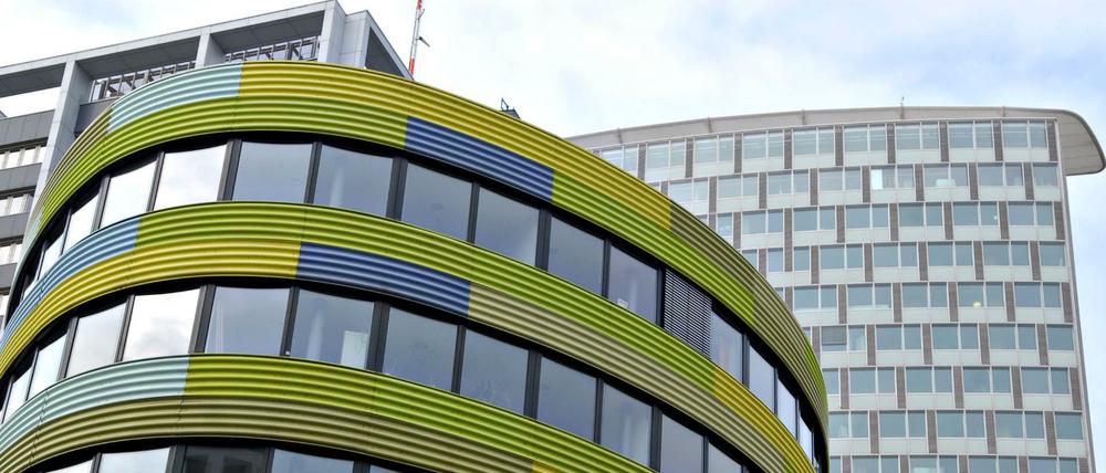 Hauptsitz der ehemalige Hauptsitz der GSW an der Rudi-Dutschke-Straße in Kreuzberg. Im Hintergrund steht "die Scheibe", das ökologische Hochhaus von 1999 - von der anderen Seite unverkennbar mit roten Fenstern ausgestattet. Vorn ist die "Pillbox" auf einem langen "Riegel" gesetzt. Dazwischen steht das ursprüngliche Hochhaus aus den 60er Jahren mit quadratischem Grundriss: "der Turm".