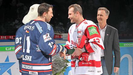 Glückwunsch, Lüde! Im März 2012 machte Mirko Lüdemann sein 1000. Spiel in der DEL - Gegenspieler Sven Felski (li.) war erster Gratulant.
