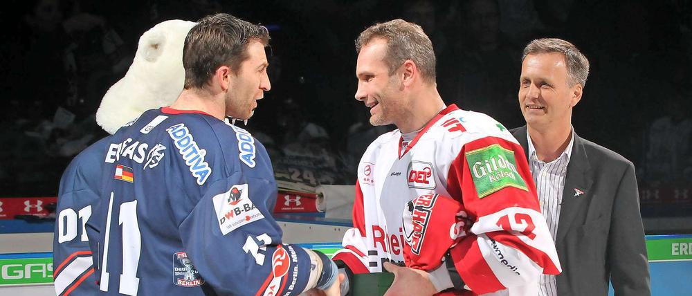 Glückwunsch, Lüde! Im März 2012 machte Mirko Lüdemann sein 1000. Spiel in der DEL - Gegenspieler Sven Felski (li.) war erster Gratulant.