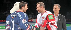 Glückwunsch, Lüde! Im März 2012 machte Mirko Lüdemann sein 1000. Spiel in der DEL - Gegenspieler Sven Felski (li.) war erster Gratulant.
