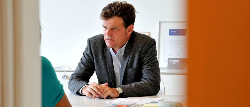 Dr. Andreas Bechdolf Chefarzt Prof. Dr. Andreas Bechdolf Leiter des Frühinterventions- und Therapiezentrum FRITZ am Urban im Vivantes Klinikum am Urban in der Klinik für Psychiatrie, Psychotherapie und Psychosomatik in der Dieffenbachstraße 1 in 10967 Berlin Kreuzberg. Im Gespräch mit einer jungen Patientin.